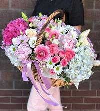 Цветочная композиция из Розы, Хризантемы, Пионы и Лизиантусы в корзине в Ашукино