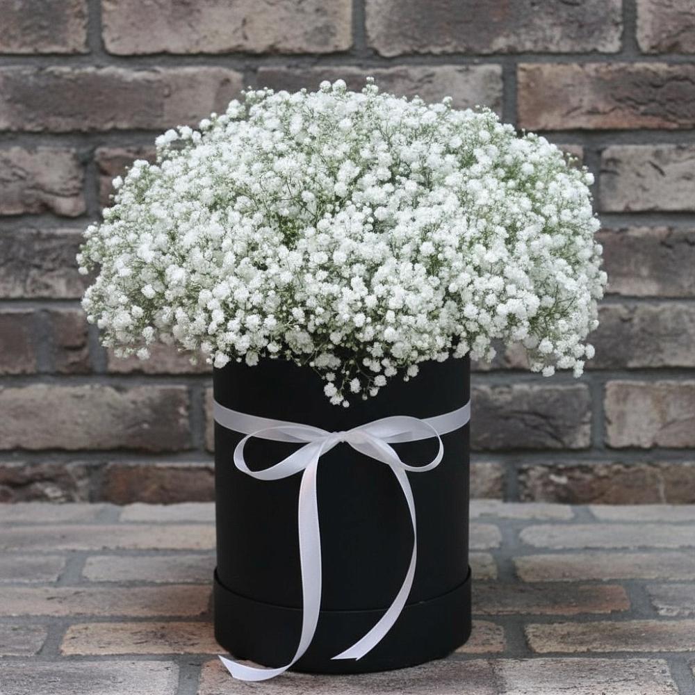 Цветочная композиция из Гипсофила в шляпной коробке в Ашукино