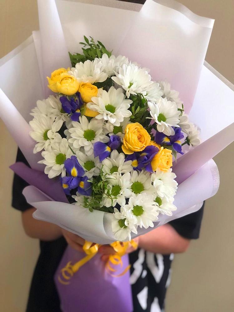 Букет цветов из: Ирисы, Хризантемы и Розы в Ашукино
