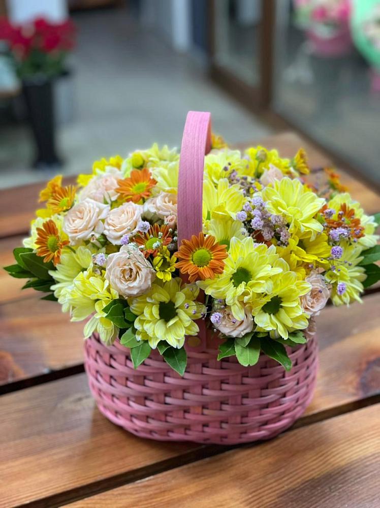 Цветочная композиция из Хризантемы и Розы в корзине в Ашукино