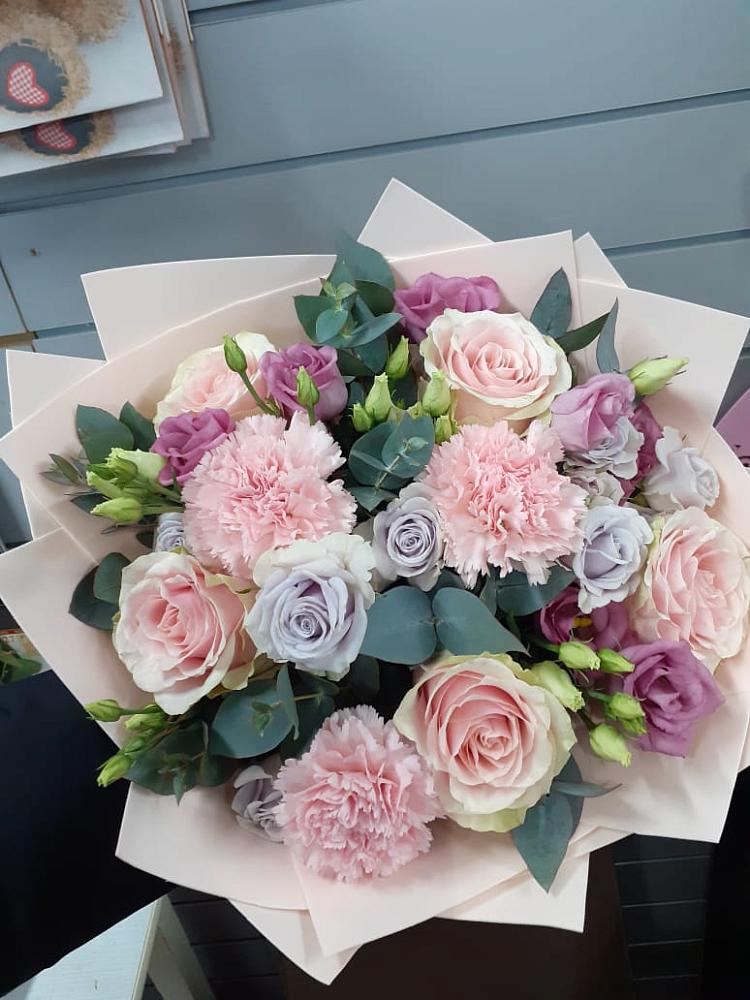 Букет цветов из: Розы, Гвоздики и Лизиантусы в Ашукино